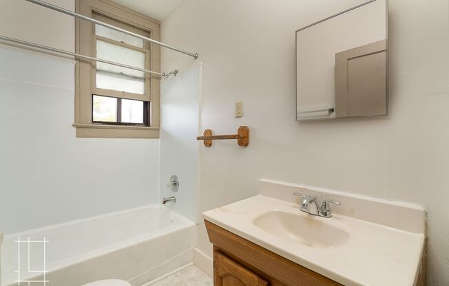 1 bed, 1 bath, $850, Unit 2464 N. 4th St. Apt. B