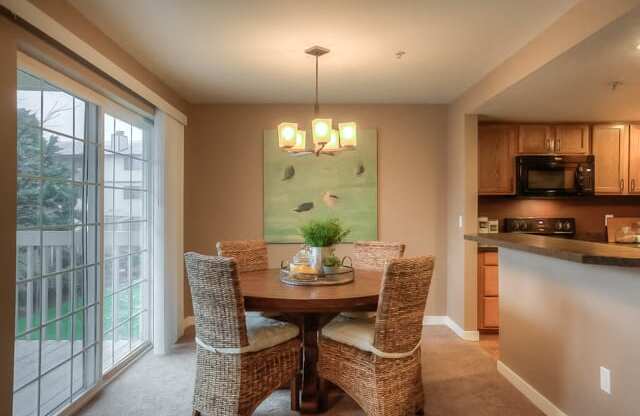 Dining Area at Canterbury Apartments, Puyallup, WA, 98373