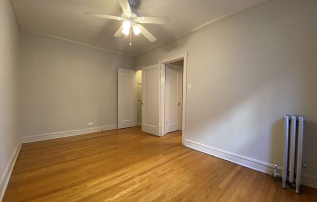 Bedroom with ceiling fan - Charlie Chaplin One Bedroom