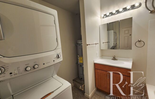 2 beds, 1 bath, $1,600, Unit Unit 3