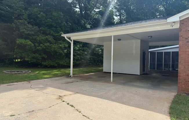 4 Bedroom Home On Quiet Road With Screened in Porch!