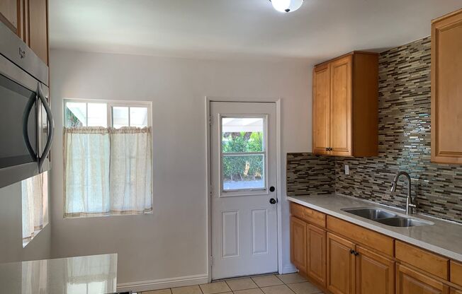 3 beds, 1 bath, $3,250