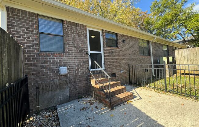 2 beds, 1.5 baths, $1,195, Unit Apt. A