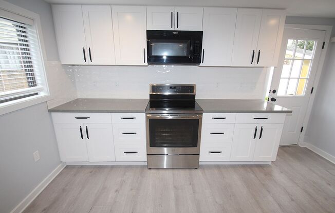 FULLY RENOVATED 1 BED, 1 BATH BELLEVUE HOME AVAILABLE NOW!