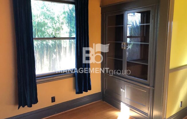 Close-In NE Portland Victorian Offers  Perfect Blend of  Old Charm with New Amenities. Lush Private Yard w/Patio!