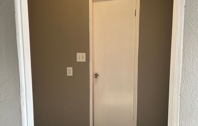 2 beds, 1 bath, 750 sqft, $1,070, Unit B04 1034 16