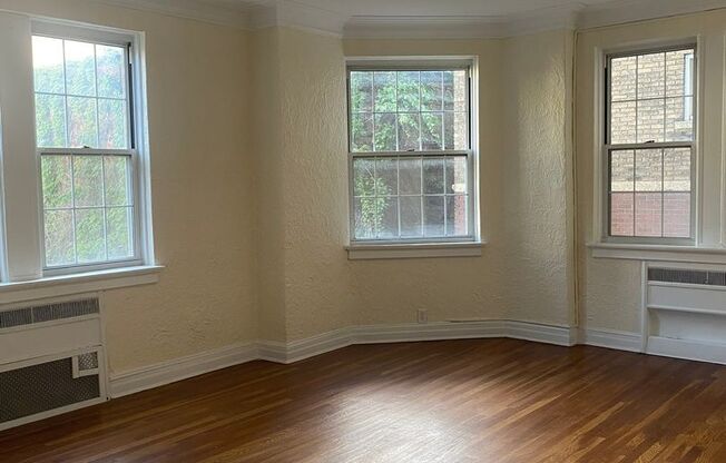 1 bed, 1 bath, 962 sqft, $1,560, Unit New King Edward  208