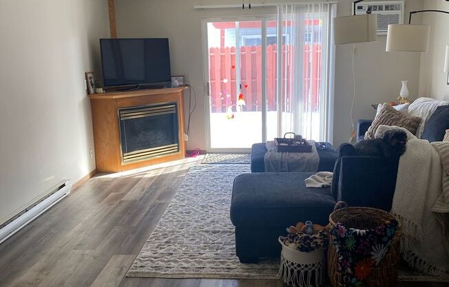 2 beds, 1 bath, $900