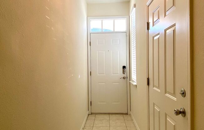 2 Bedroom, 2 Bath Townhome in Beautiful Lakefront Community in Clermont, FL!