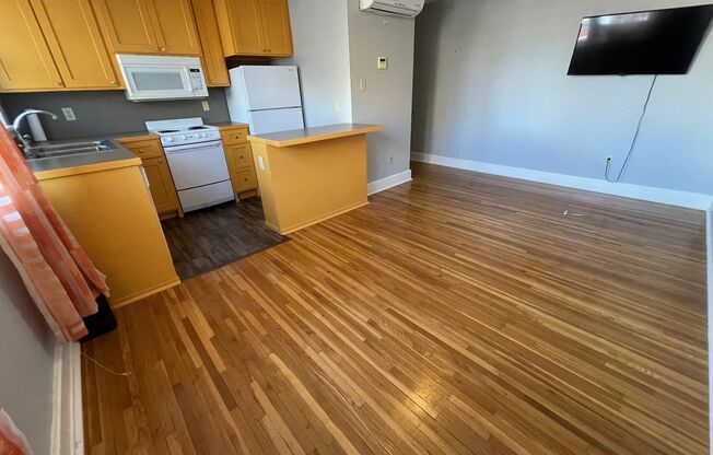 1 bed, 1 bath, 600 sqft, $925, Unit 315 E. 6th  - 214