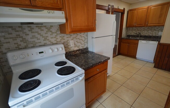 3 beds, 1 bath, 875 sqft, $1,675, Unit L3