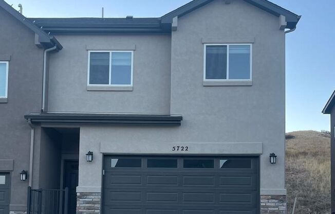 FULLY FURNISHED 3 Bed Luxury End Unit Townhome backs to Nature