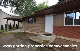 SE Green Vista Dr - Milwaukie 2 bedroom duplex with fireplace