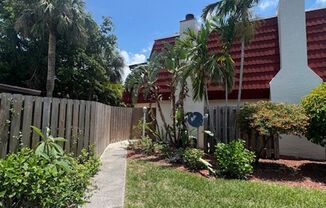 ONE MONTH FREE RENT  2 Bedroom/2 Bathrrom Townhouse Close to Fort Myers Beach and Sanibel