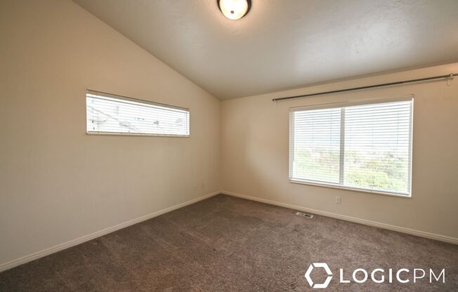 3 beds, 2.5 baths, 1,350 sqft, $1,695, Unit Upstairs