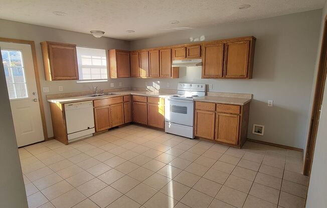 2 beds, 2 baths, $1,050, Unit A