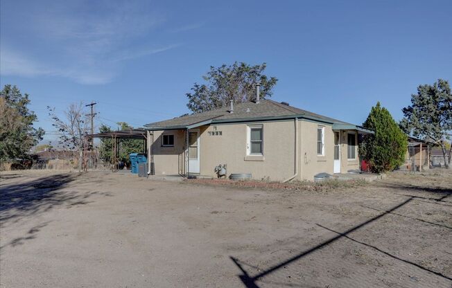 Cute 2bed/1bath with Huge Yard in Commerce City!