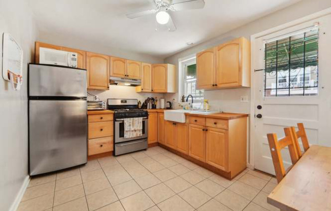 1217 W 37 ST