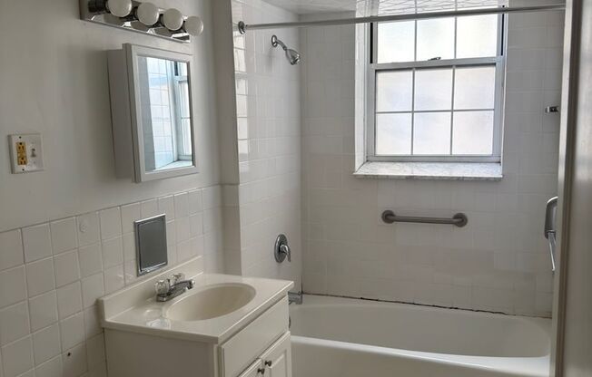 1 bed, 1 bath, 962 sqft, $1,560, Unit New King Edward  503