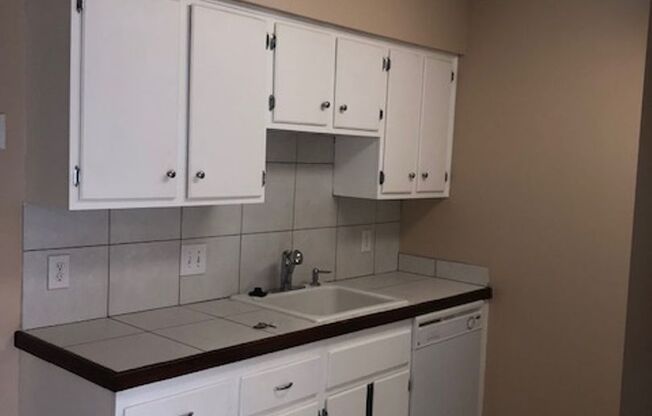 2 beds, 1 bath, $1,200