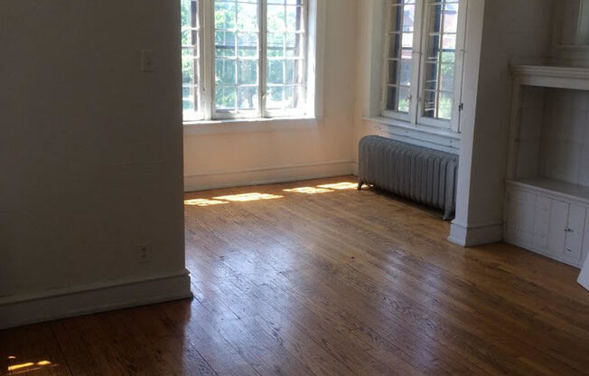 2528 N. Maryland Ave. (The Versailles)