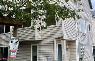 Very Cute Three Story Townhouse in West Seattle with attached Garage!
