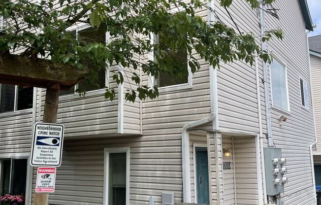Very Cute Three Story Townhouse in West Seattle with attached Garage!