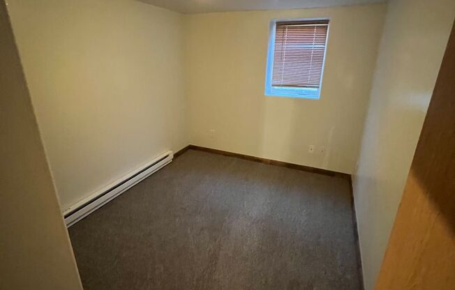 2 beds, 1 bath, 1,000 sqft, $700, Unit 834-B