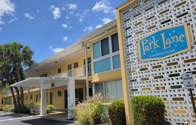Annual turnkey furnished  Nicely renovated top floor 1/1 condo downtown Sarasota