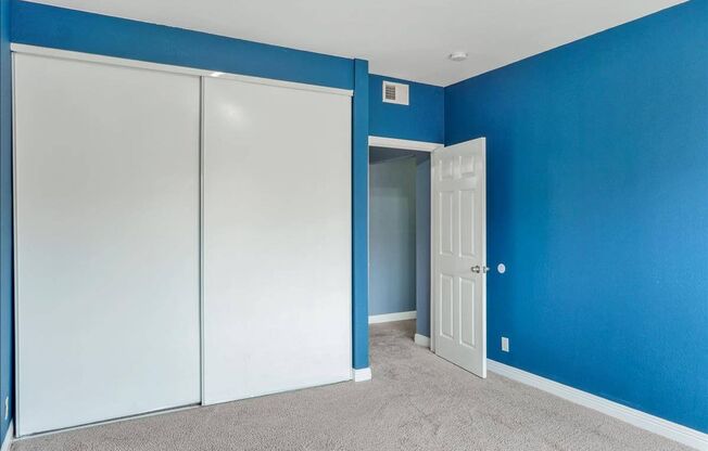 Fabulous 2 bed Plus Den, 1 bath in San Francisco (Downstairs Unit)