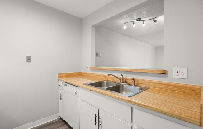 2 beds, 1 bath, 900 sqft, $1,025, Unit 122