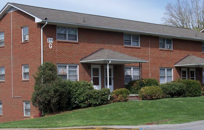 2 beds, 1 bath, 903 sqft, $1,240, Unit G-5