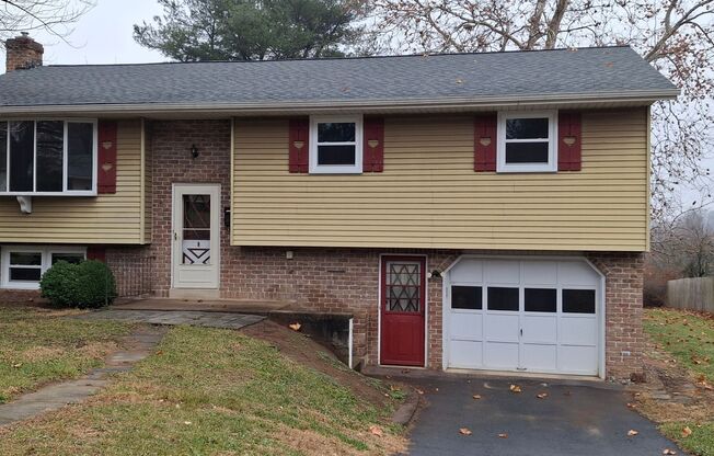 3 Bedroom 1.5 Bathroom Available in Elizabethtown!