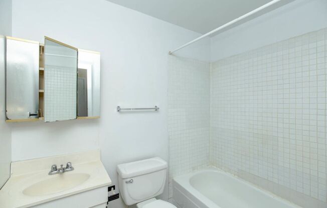 Prime Lakeview Location on Southport. 1 Bed - pets OK!