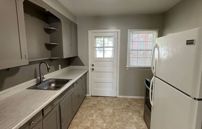 2 BEDROOM, 1 BATHROOM APARTMENT NEAR ALTA VISTA ELEMENTARY
