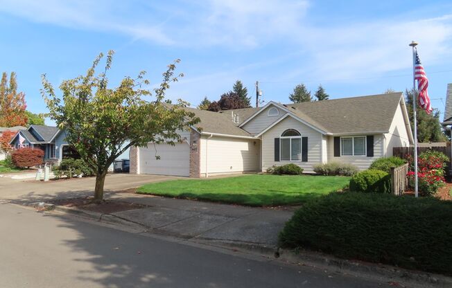 3 Bed, 2 Bath Home with 2-Car Garage & Covered Deck — Santa Clara, Eugene
