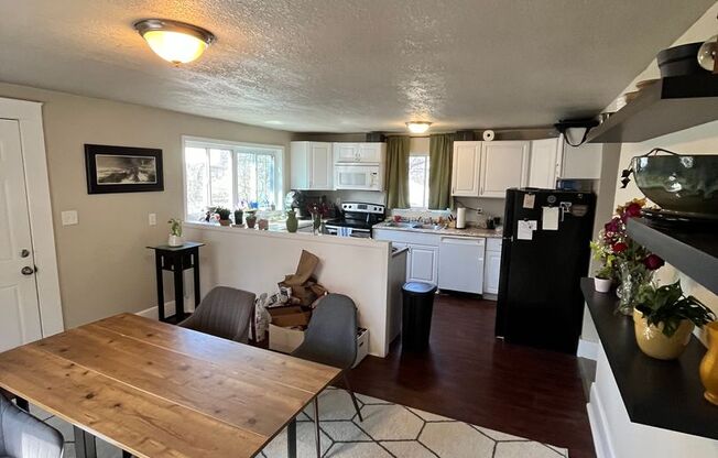 Stunning 4 Bed Home West of Drake