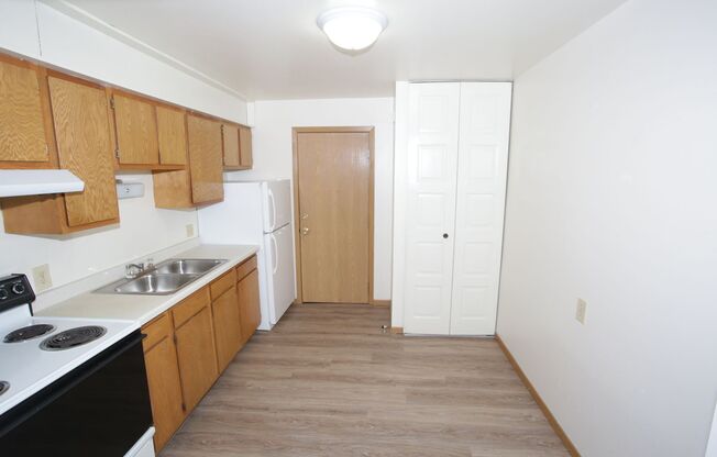 2 beds, 1 bath, $780, Unit 615-24