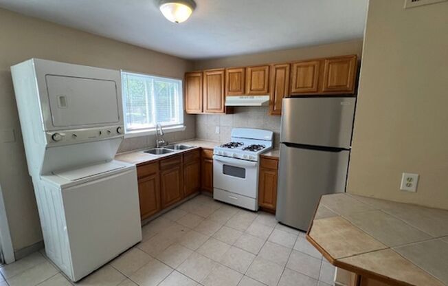 2 beds, 1 bath, $1,100