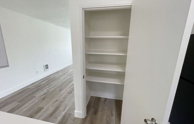 2 beds, 1 bath, 890 sqft, $1,595, Unit 16