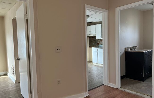 3 beds, 1 bath, $1,350, Unit 98 Lime St UP