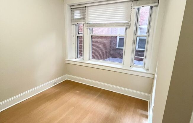 2 beds, 1 bath, $3,000, Unit 105