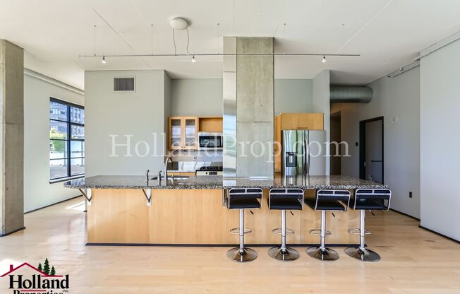 Breathtaking 1-Bedroom Apartment in the Heart of Portland – Private Deck, Storage & Stunning Views!