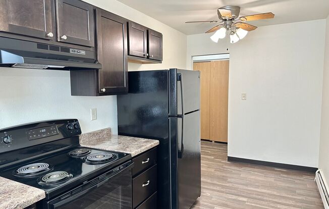 2 beds, 1 bath, $810, Unit 6