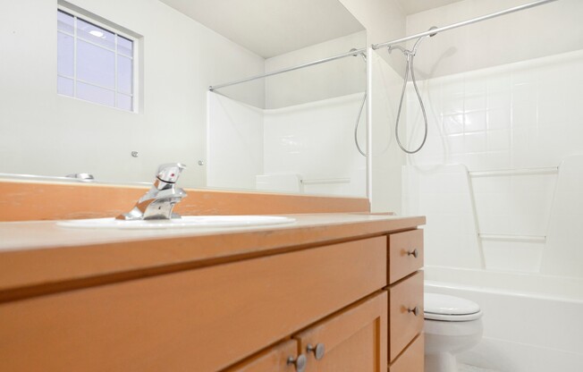 Inviting 3-Bedroom Home with Open Den in Red Oaks