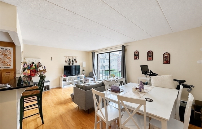 2 beds, 2 baths, 976 sqft, $3,400, Unit 102