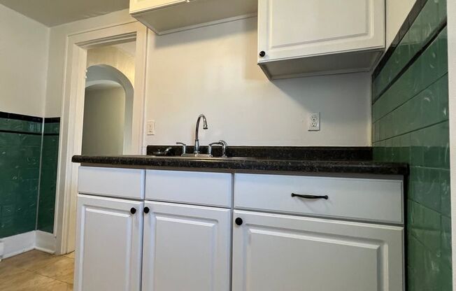 1 bed, 1 bath, $850, Unit Upper