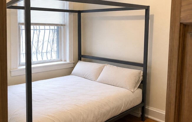 3 beds, 1 bath, 700 sqft, $2,800, Unit 2