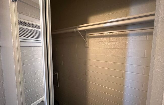 Studio, 1 bath, 400 sqft, $950, Unit 08