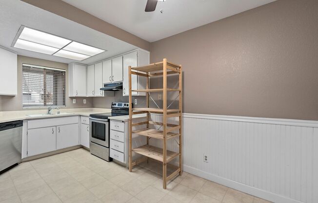 2Bd/2Bth Condo, hardwood floor, balcony, top floor